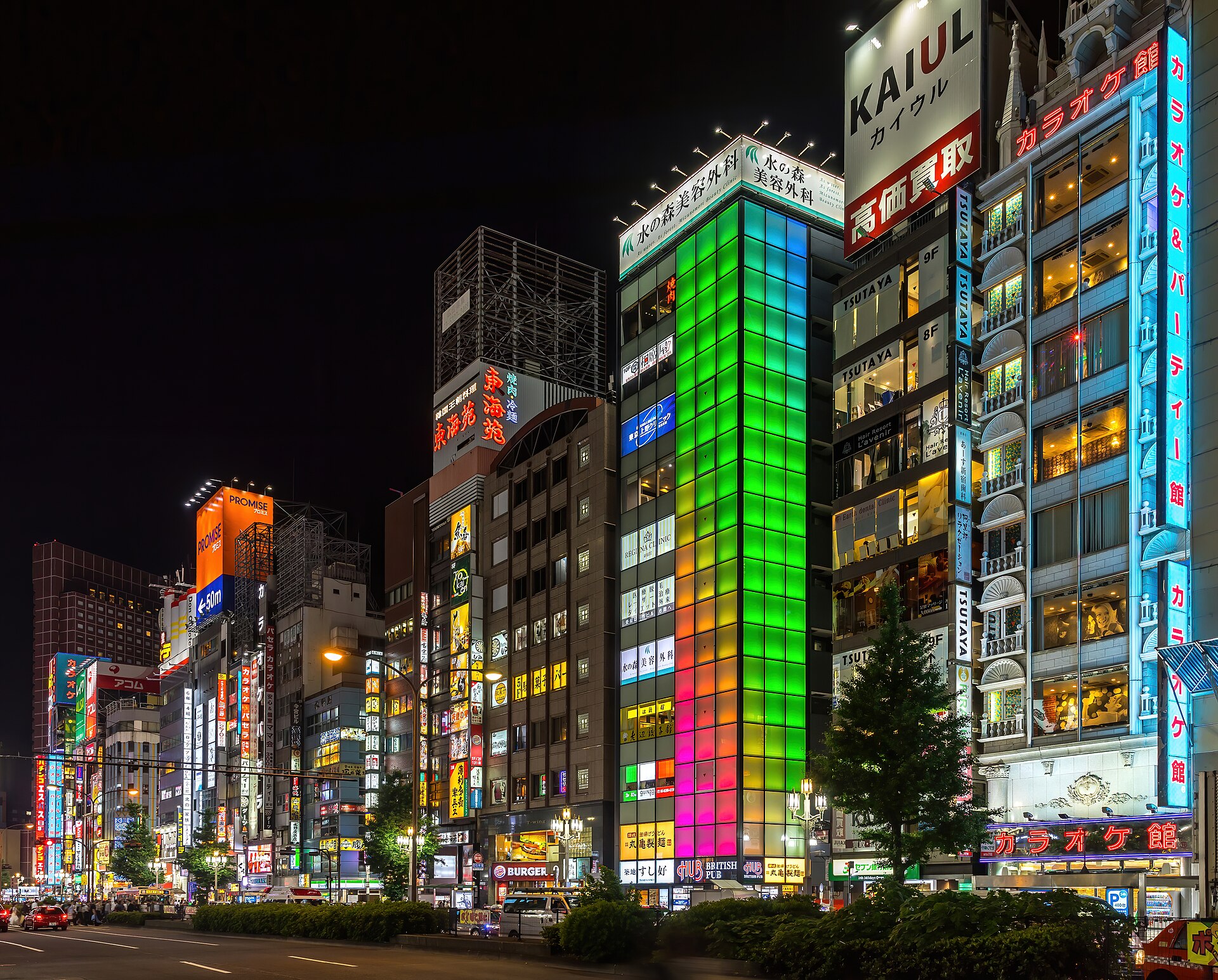 歌舞伎町夜晚就在樓下