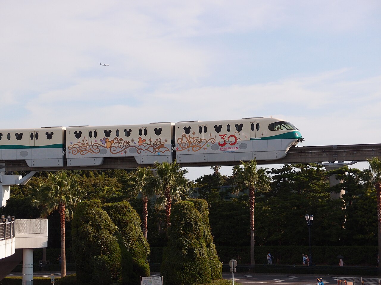 迪士尼度假區線單軌電車。住舞濱一帶的最大好處，就是中途可以回飯店喘一口氣。（本圖為授權實景照，非兩倫拍攝）
