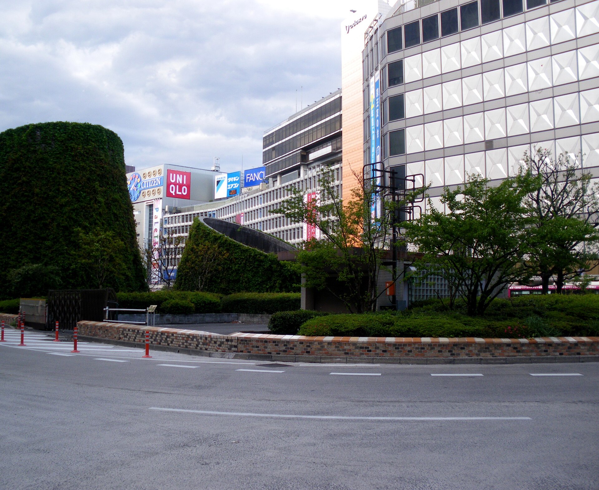 新宿站西口，拖行李那段自己走