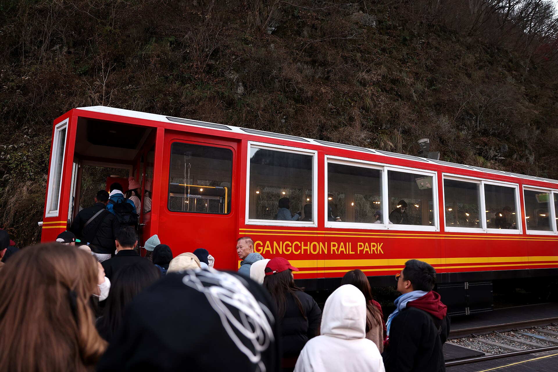 江村鐵路自行車的「浪漫列車」——8.5 公里裡有 2.5 公里是搭這台,不用踩。票價已含這段和回程接駁巴士。此為 Wikimedia Commons 授權實景照片,非兩倫拍攝。