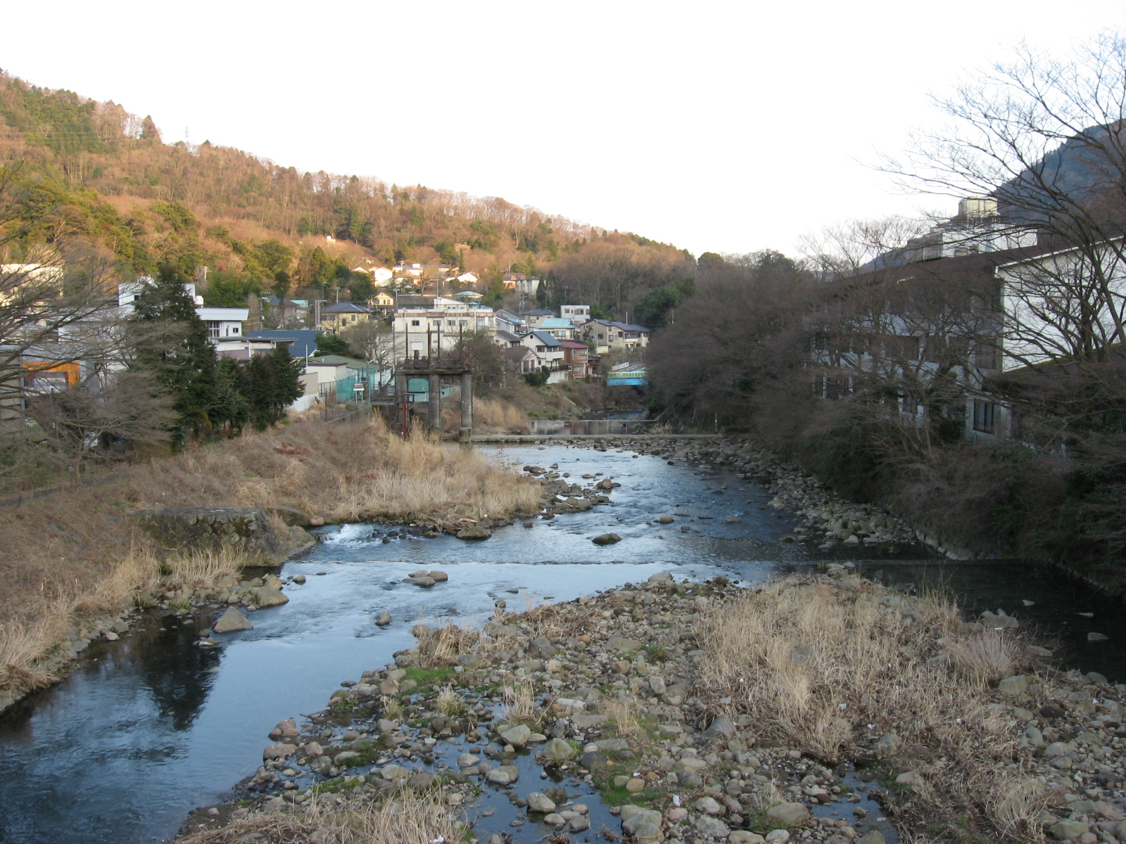 主館面早川，水聲就在窗外