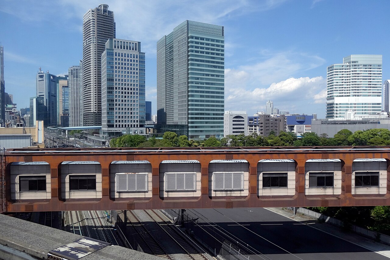 浜松町站:單軌電車的月台跟 JR 不是同一棟,中間要走一段連通道,推嬰兒車的人請先找電梯。