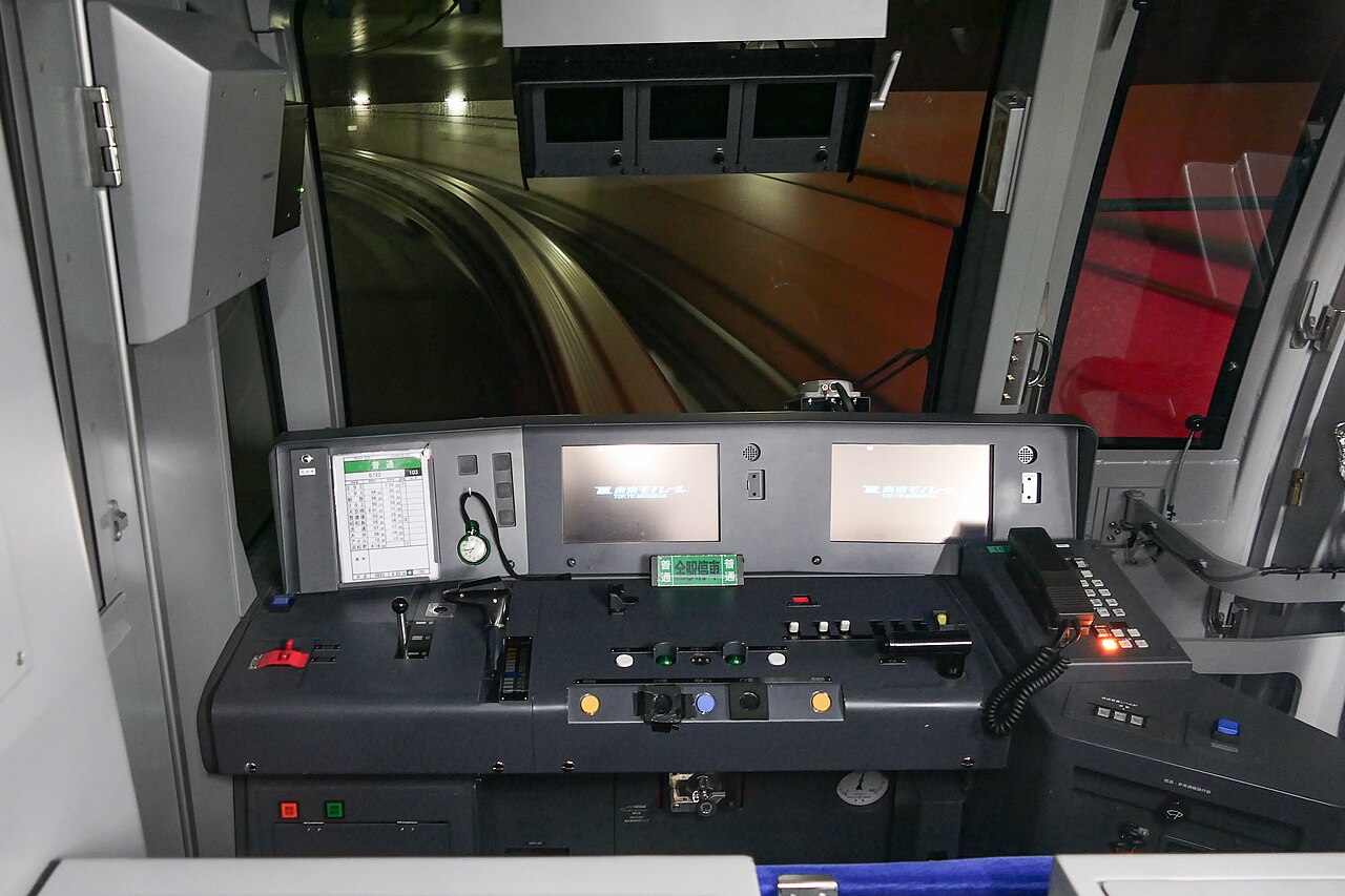 東京單軌電車走海邊那條線,月台大、行李好推,缺點是終點浜松町幾乎一定要再轉一次車。