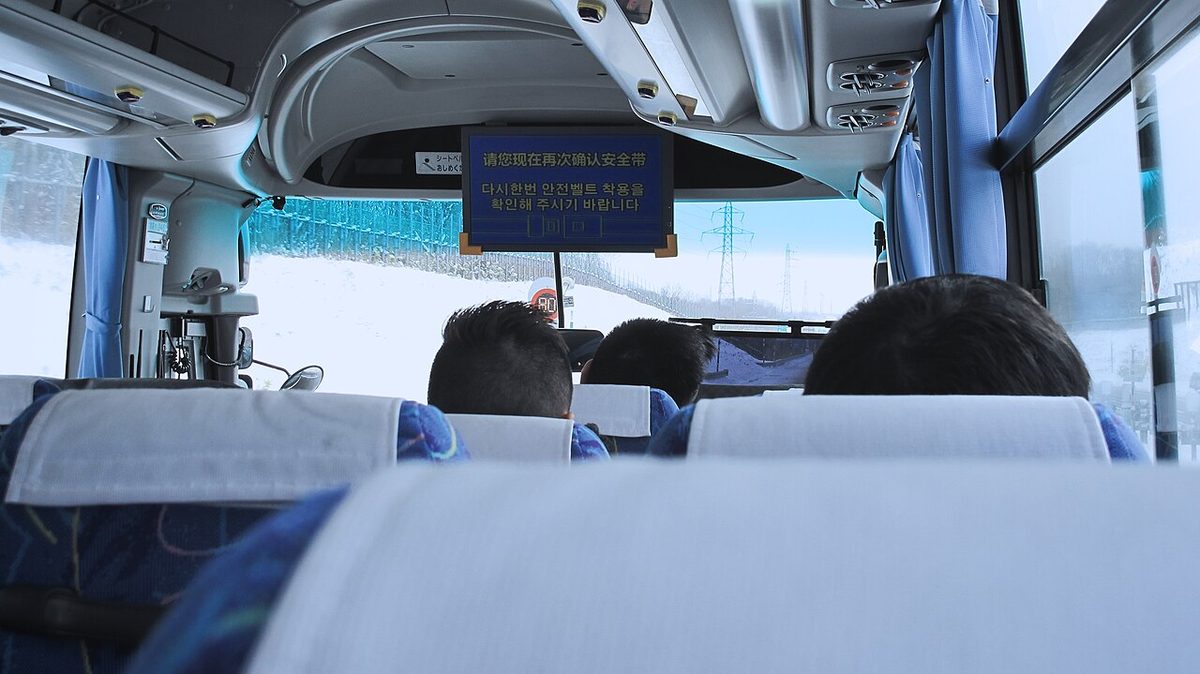 空港連絡巴士的樣子。行李是司機幫你放進車底行李艙的,這點對帶大行李的人很加分