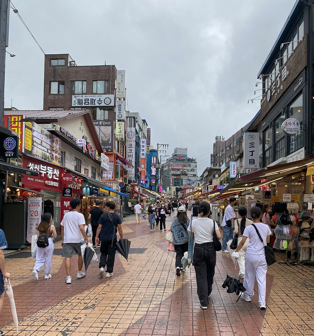 弘大一帶的街上。AREX 一般列車直接停弘大入口站,不用去首爾站折返,這是這區最爽的一點