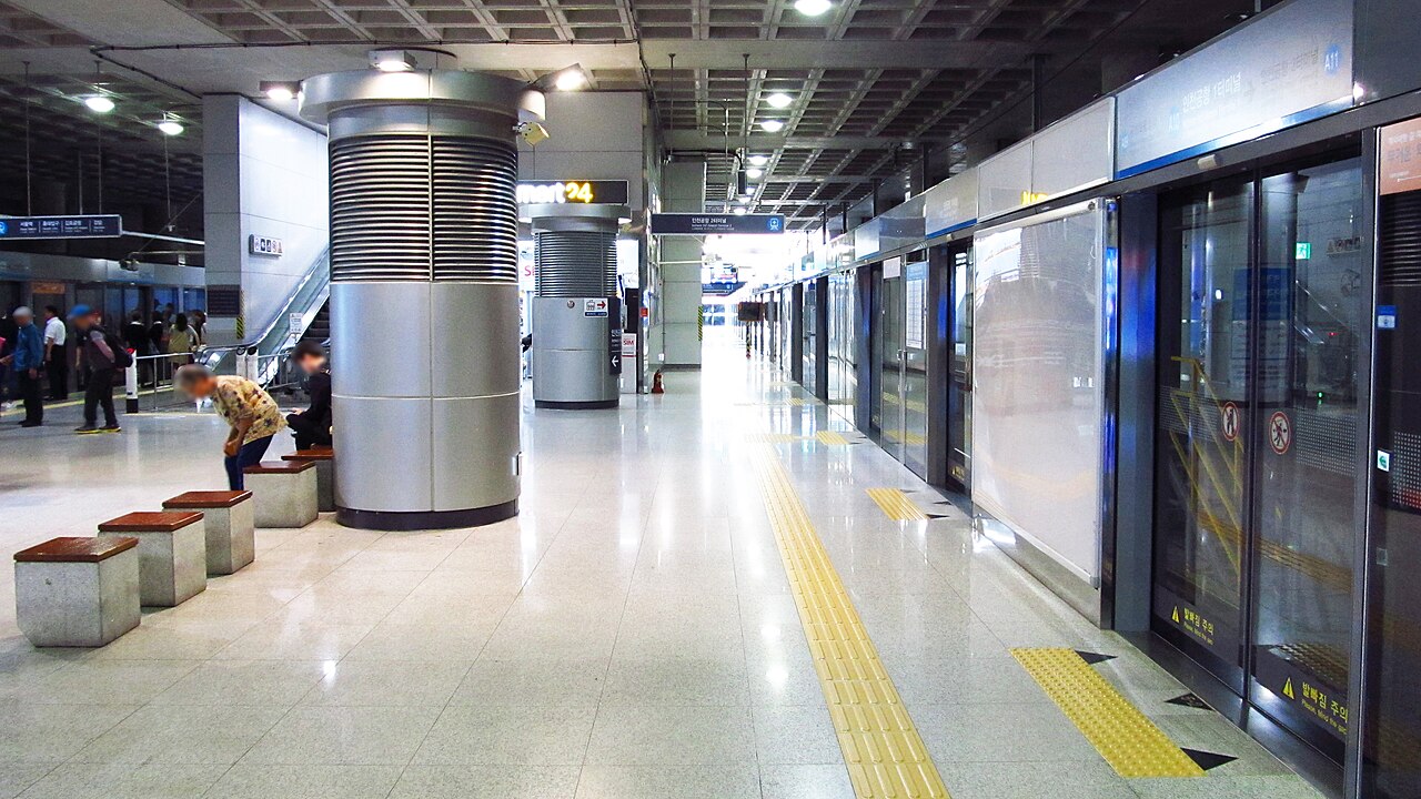 仁川機場的機場鐵路站區。出關以後往下走就是這裡,指標是中英韓三語,不用怕看不懂