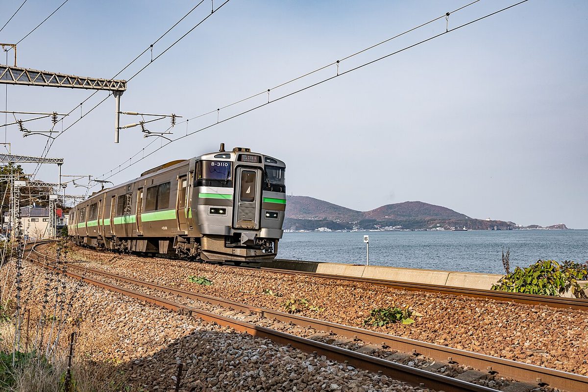 JR 北海道 733 系,就是跑這條線的車。4 號車那節就是 uシート 指定席,外觀看不太出來,要看車門上的標示