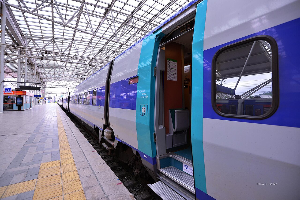 首爾站月台上的 KTX,車門開著、腳踏板已經放下來。上車前先看好自己是幾號車廂,站對位置能省很多力氣