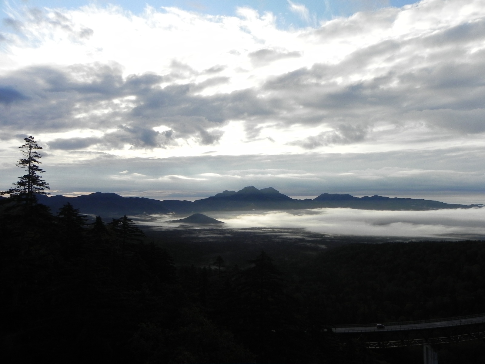 三國峠清晨的雲海,下面那條白色的就是松見大橋。這種畫面只有自己開車才追得到
