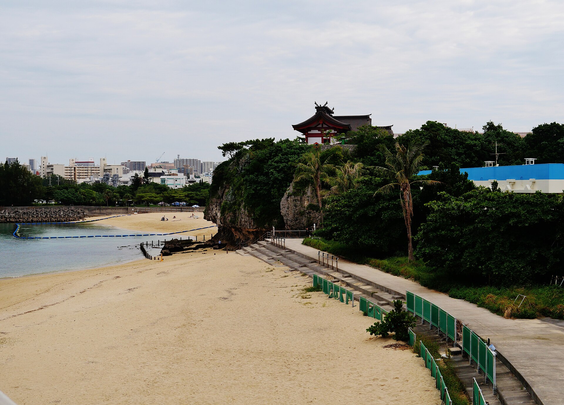 波上宮,那霸市區走得到的海景神社,11 月中午在這裡站著也不會曬到頭痛