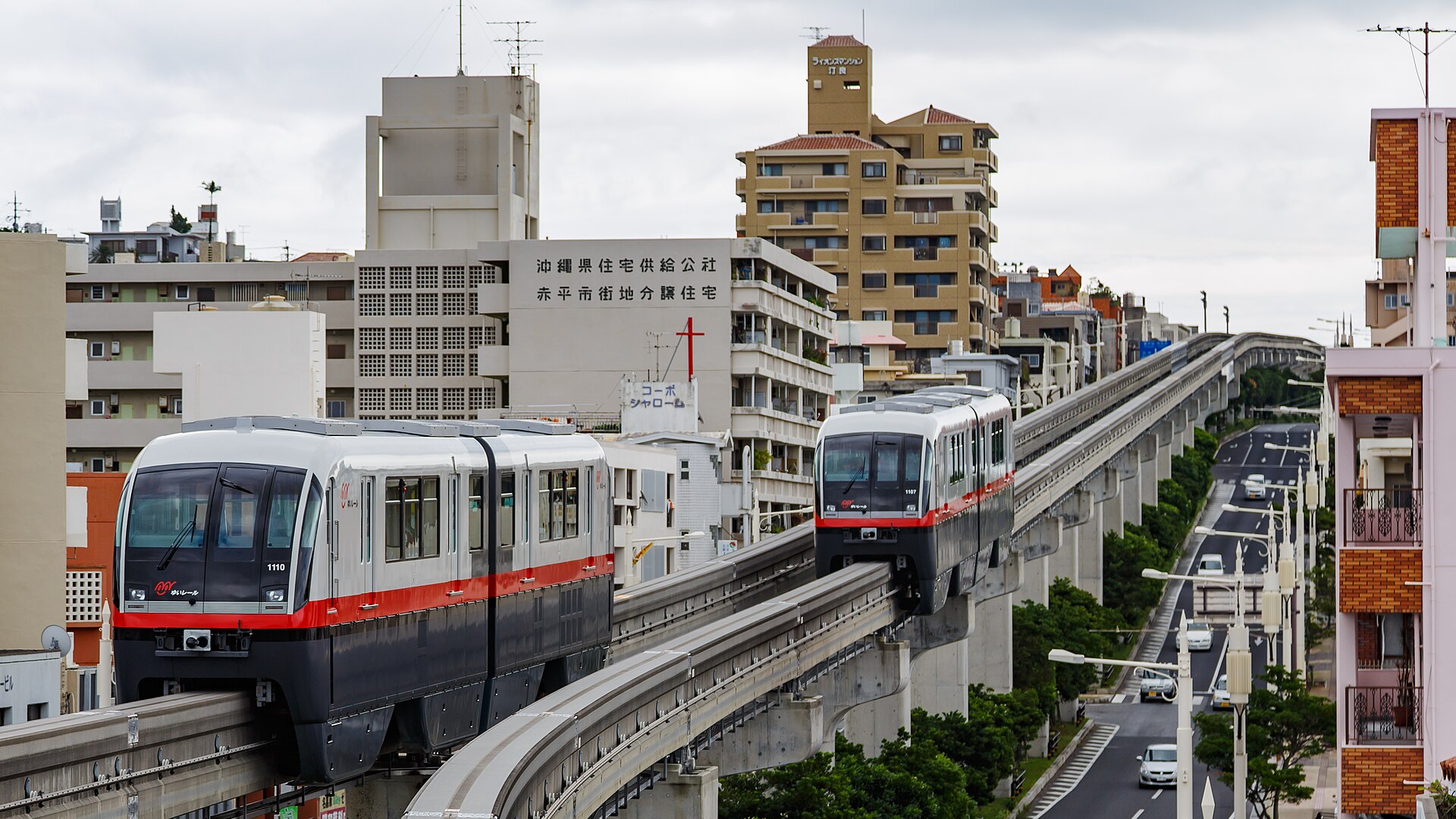 沖繩單軌 ゆいレール 是高架的,那霸市區這段完全不塞車,11 月走出站不會一身汗