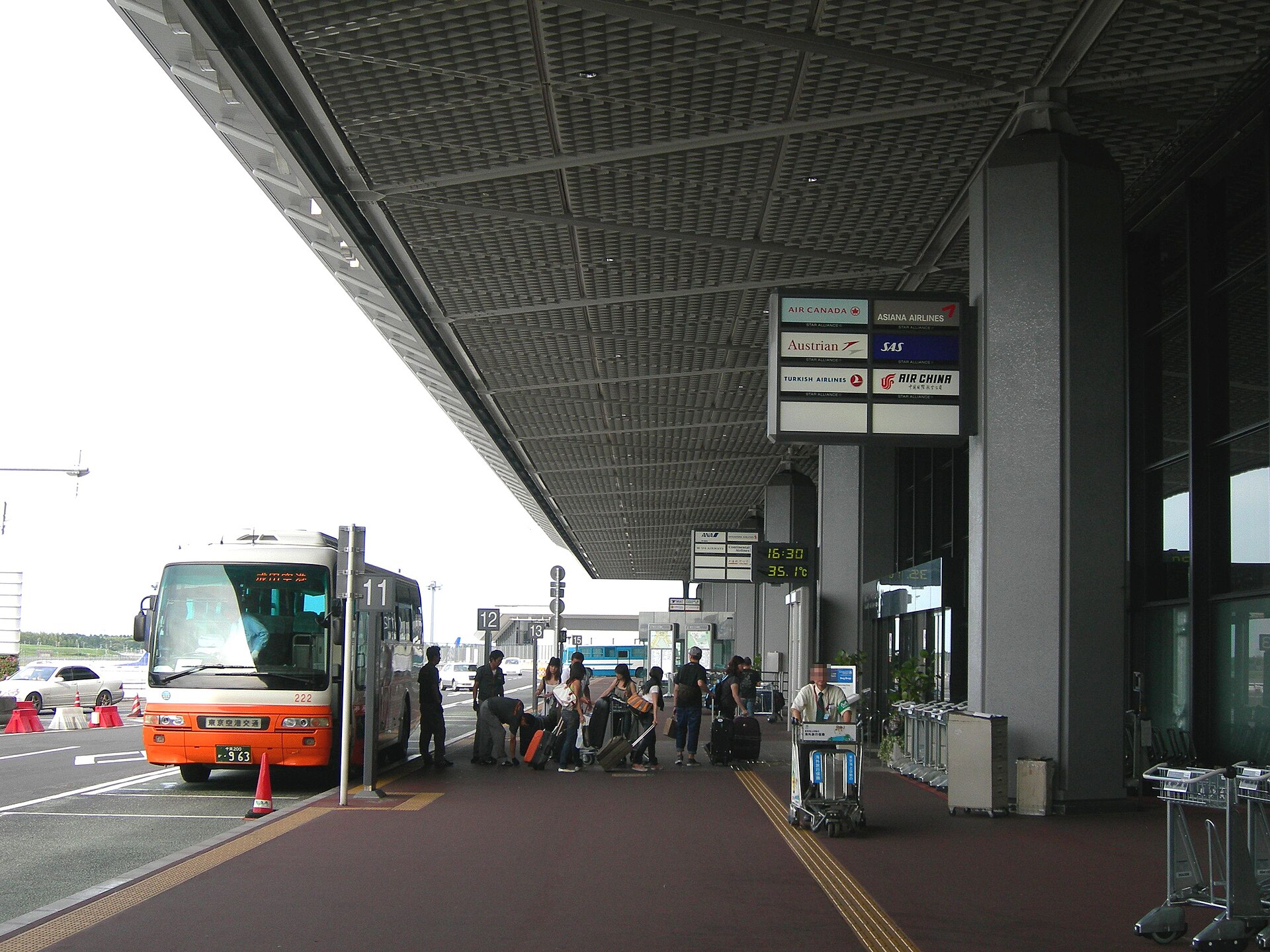 成田機場航廈外的巴士乘車處，行李直接丟車底，這是巴士最大的優勢