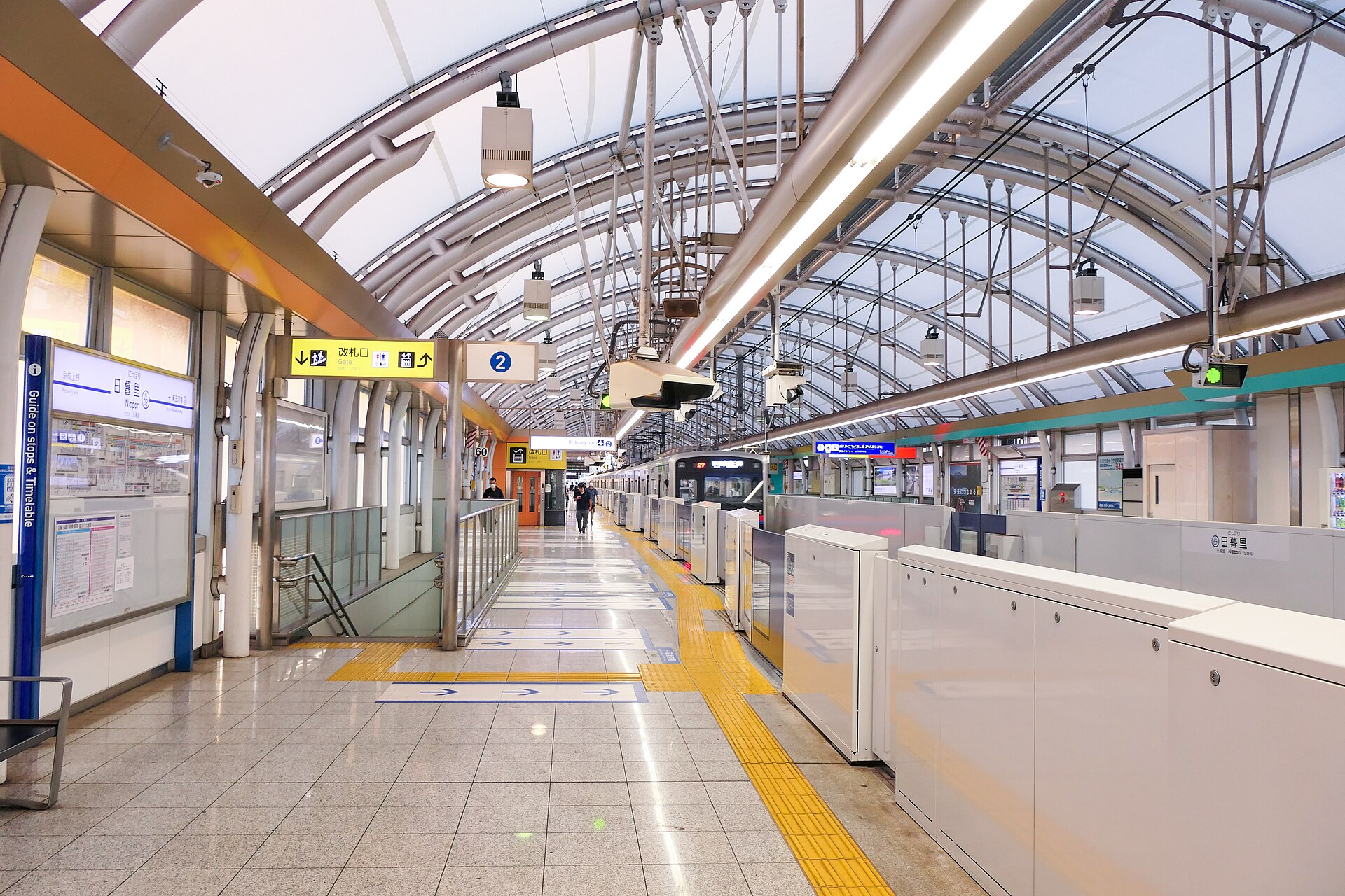 日暮里站的京成月台。Skyliner 跟 access 特急都停這裡，出站走幾步就能換 JR 山手線