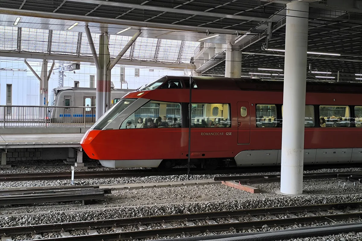 小田急 70000 系 GSE 浪漫特快停靠小田原站實景