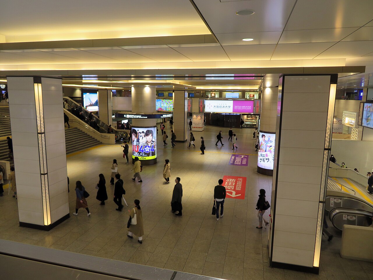 阪急大阪梅田站一帶，利木津巴士停靠的阪急三番街就在這棟下面