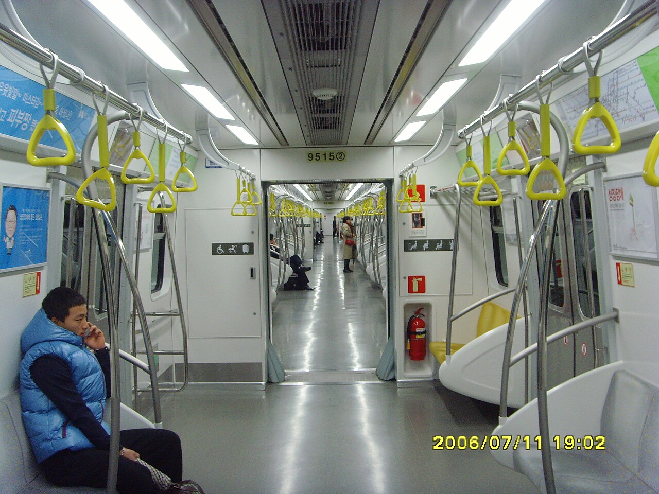 首爾地鐵二號線的車廂,尖峰時段你大概就是站在這種畫面裡