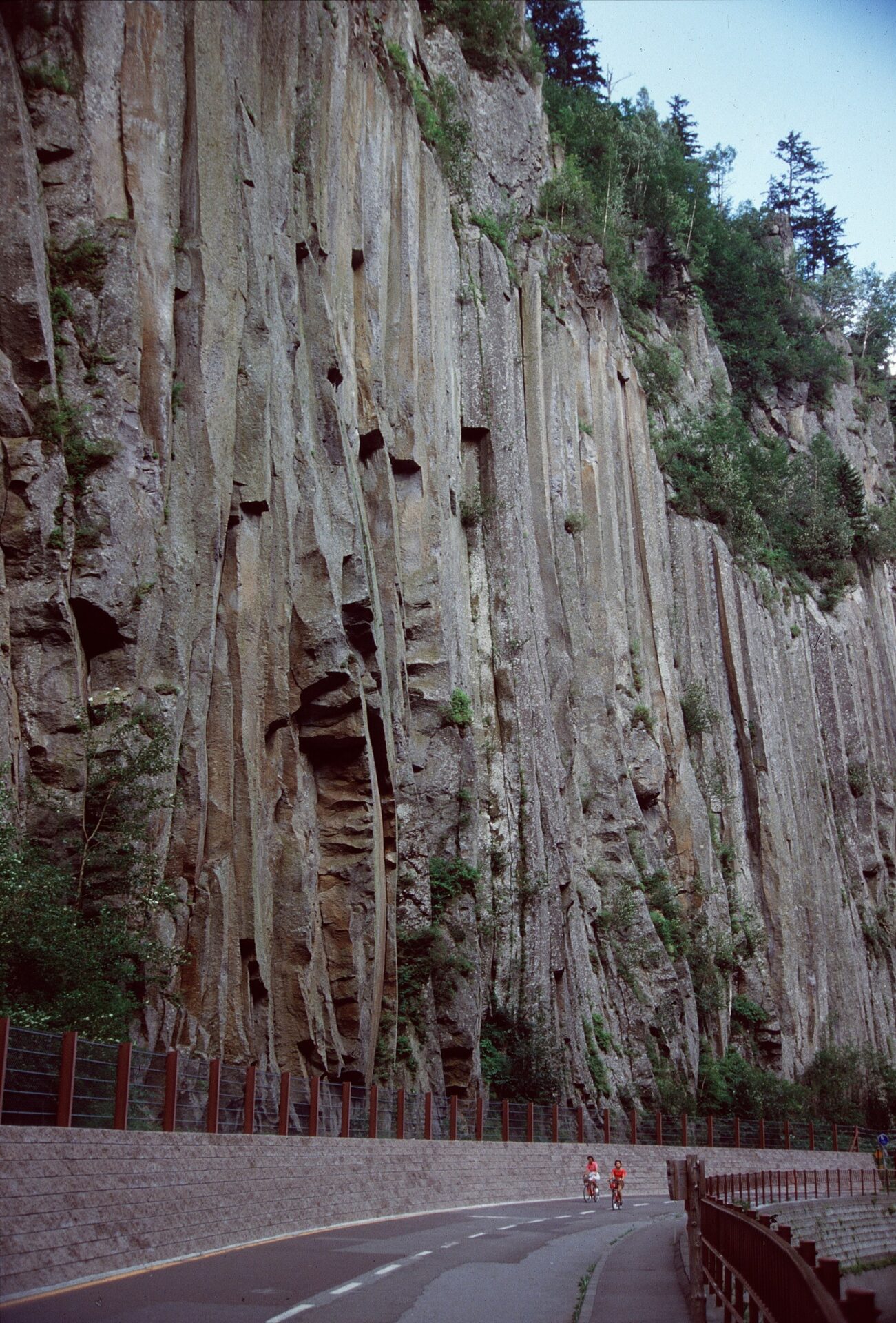 層雲峽的柱狀節理岩壁,路就從崖下穿過去。這張不是紅葉季拍的,讓你先看地形