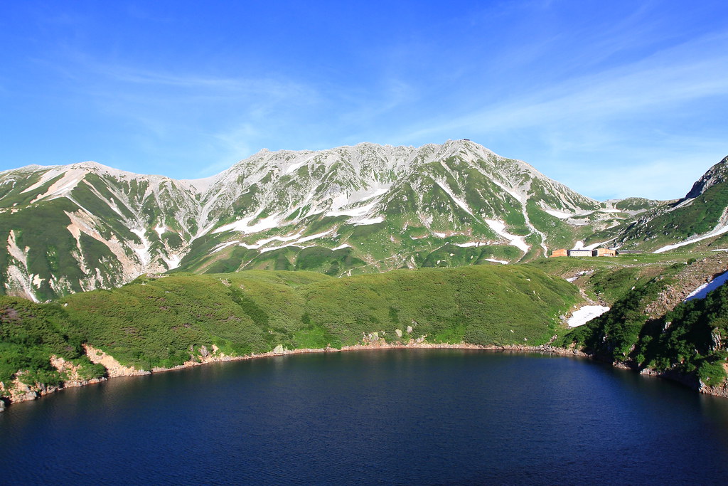 立山黑部阿爾卑斯路線的沿線風景。整條路 37.2 公里、最大落差 1,975 公尺，全程幾乎都在中部山岳國立公園裡面。