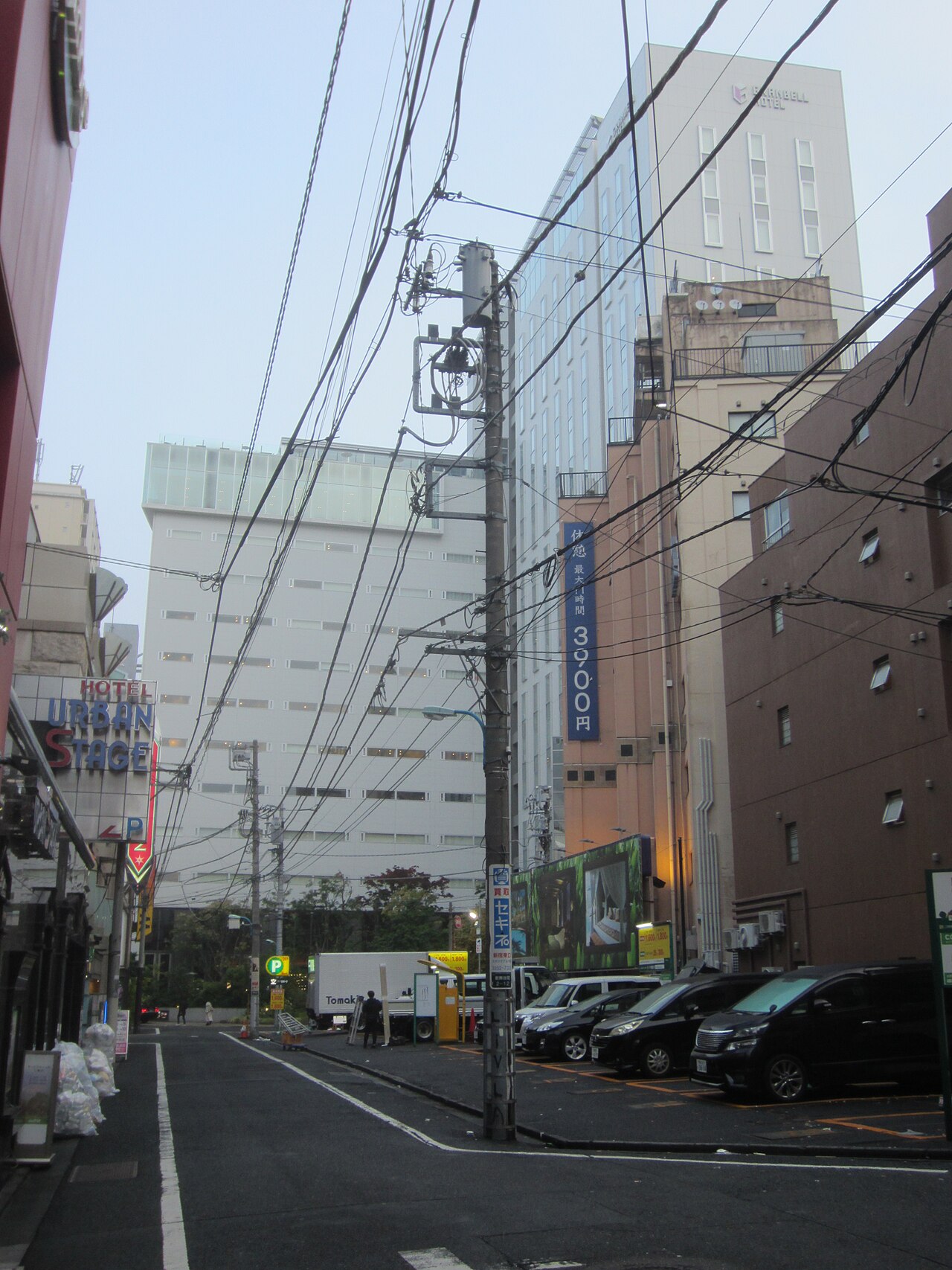 新宿。日本三連休的時候，這種地方的中價位飯店會先被日本國內旅客訂走
