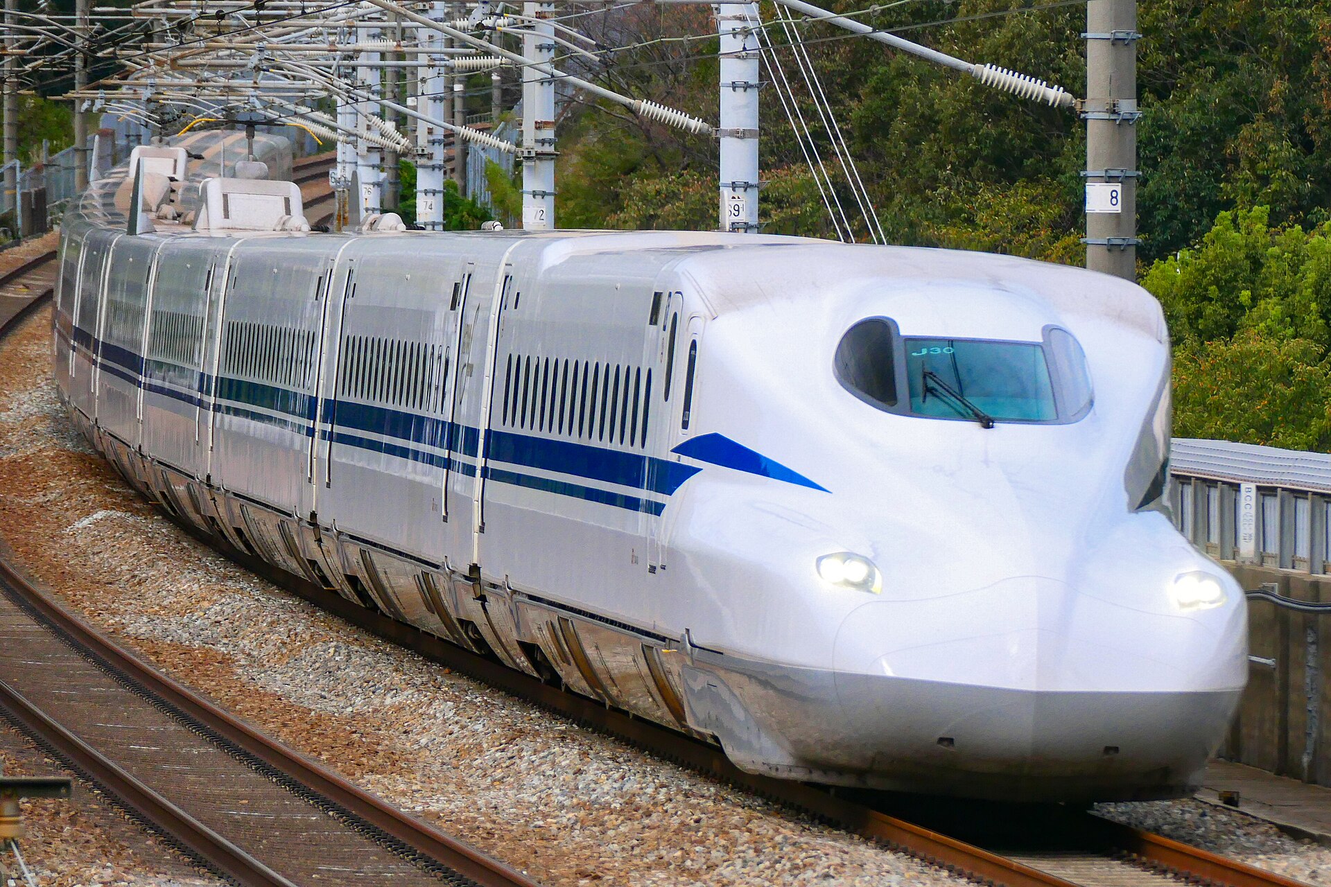 東海道新幹線的 N700S。東京到新大阪最快的那班のぞみ,車上只要 2 小時 24 分