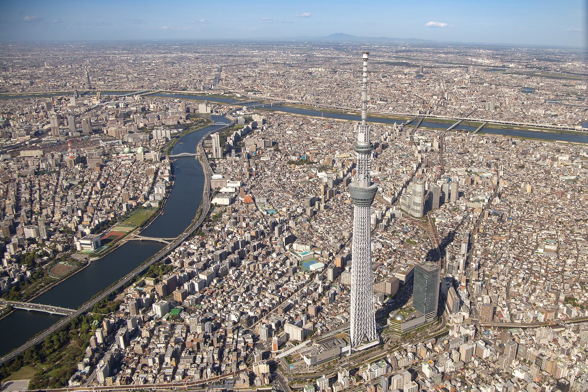 晴空塔 634 公尺，從空中看它跟周邊的高度差就知道為什麼上去看得那麼遠