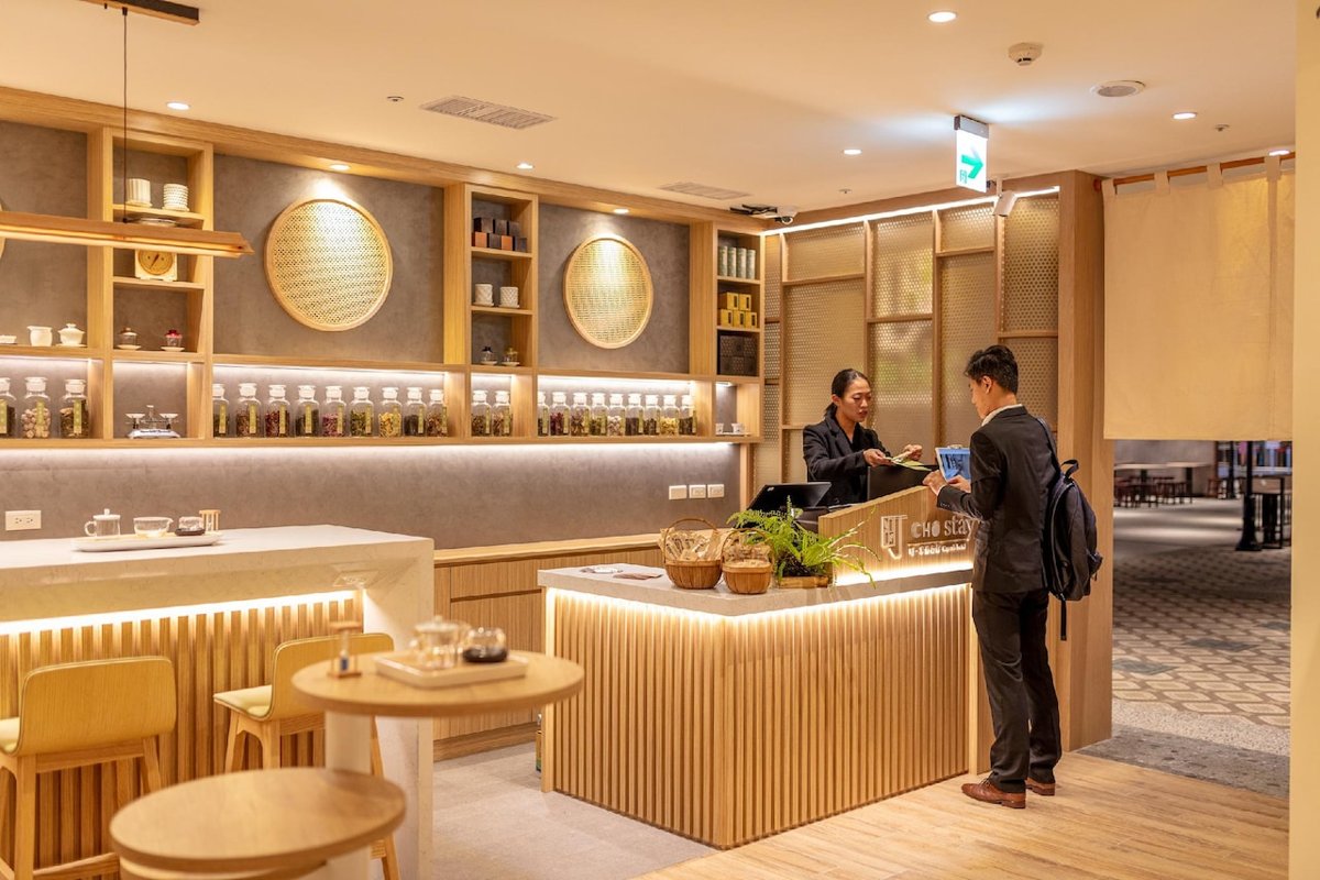 五樓櫃檯與那面茶牆