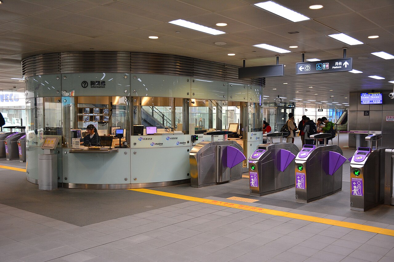 A8 長庚醫院站的閘門。吃完早餐下樓，刷卡進站就是往機場的月台