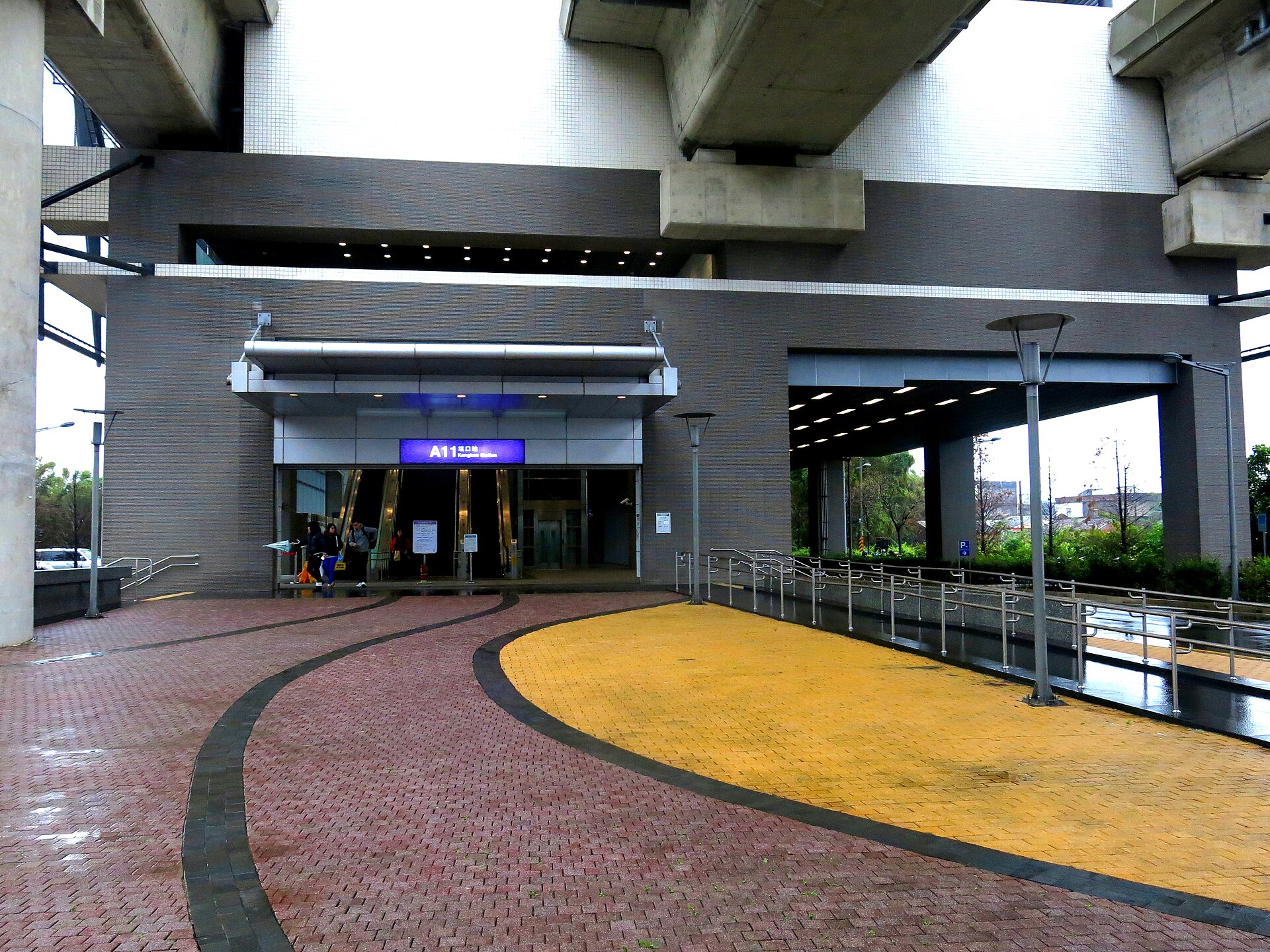 機捷 A11 坑口站。官網教你從這裡轉 GR 公車到飯店,要轉一次車