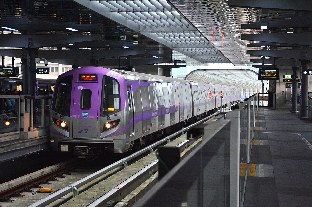 紫色的機捷直達車開進 A8 長庚醫院站。住福容的人，隔天就是下樓搭這一班去機場