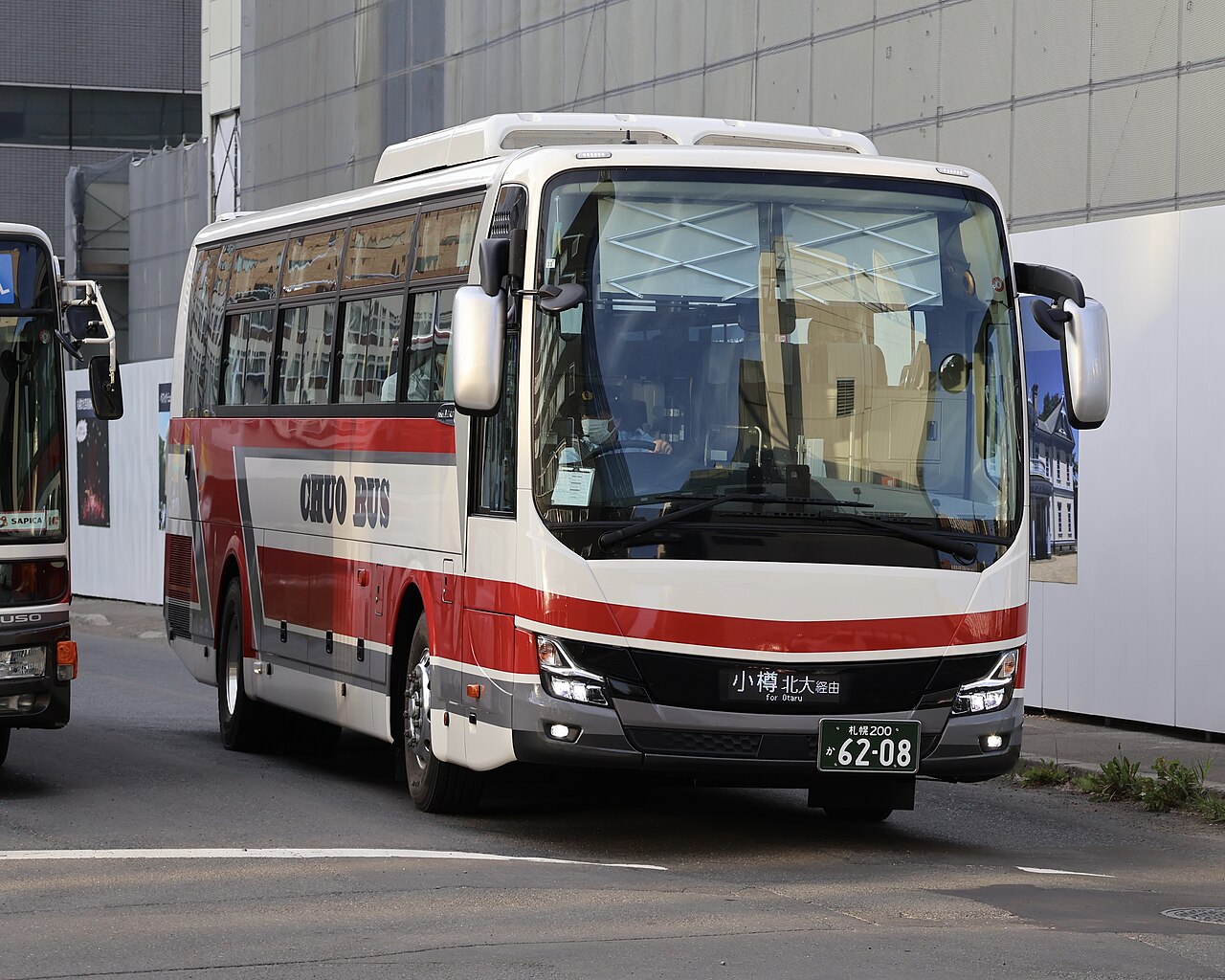 高速巴士小樽號，車頭牌子寫著走哪一條線