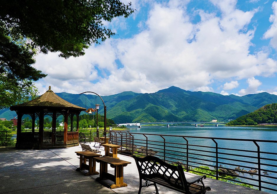 湖上露台。吃完晚餐出來吹風,對岸就是河口湖的山