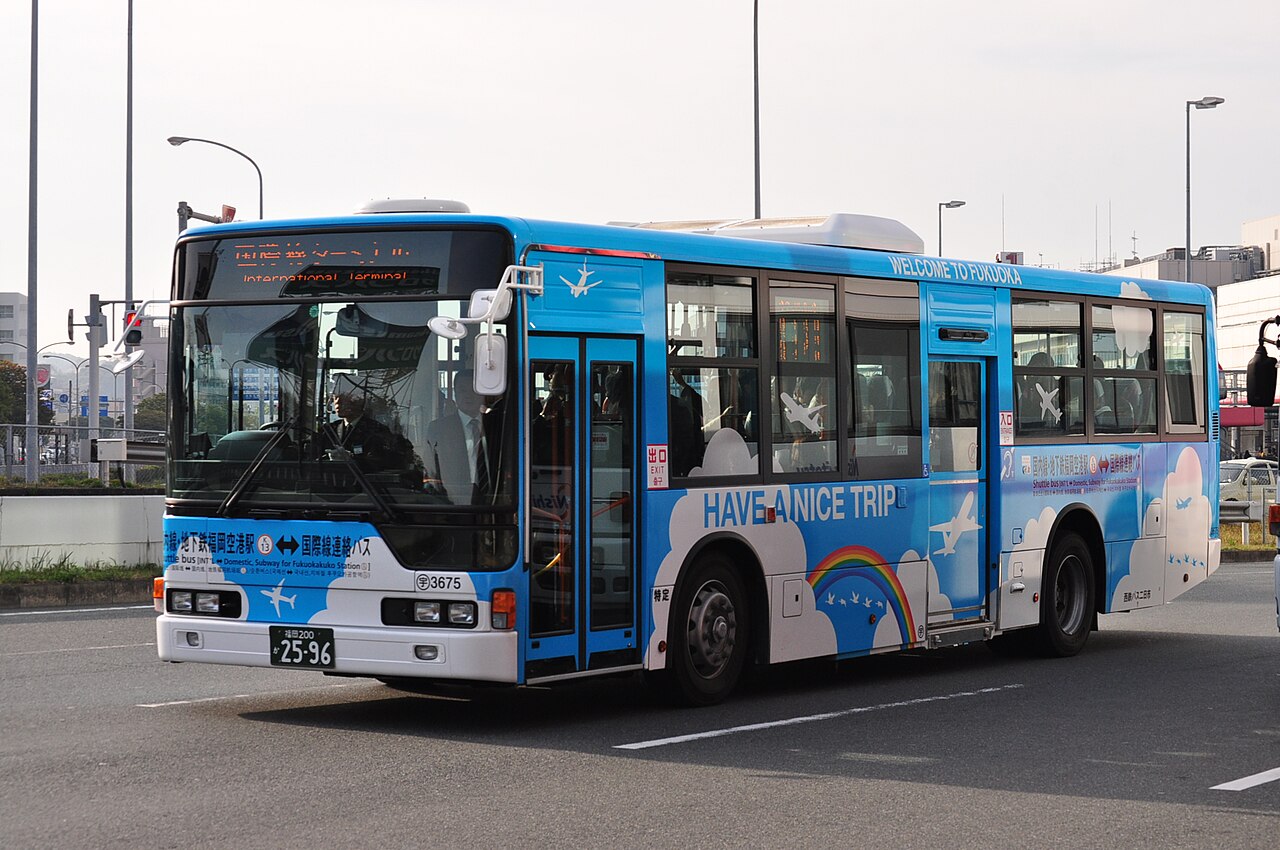 國際線與國內線之間的免費接駁車，車身就寫著兩邊航廈