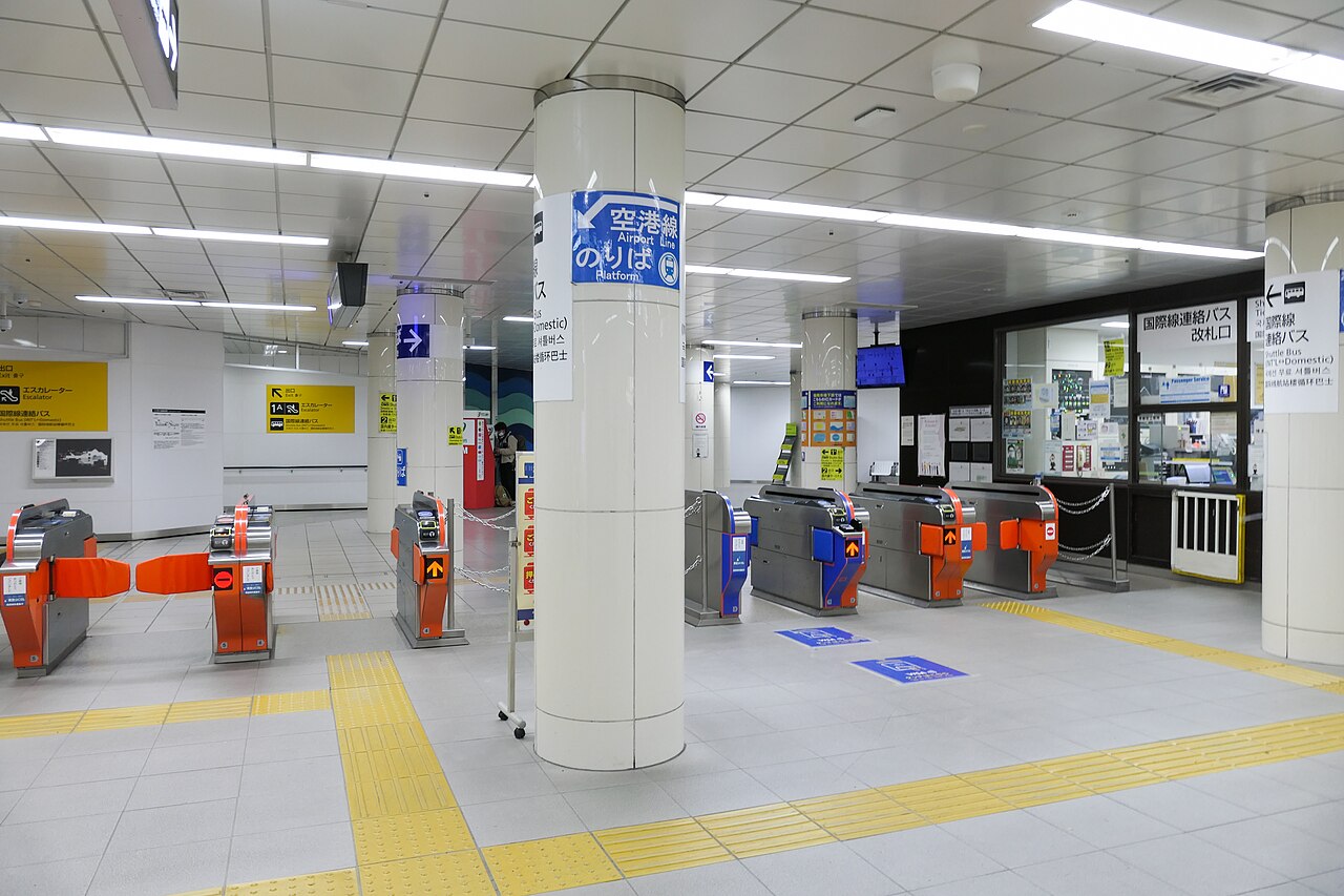 地鐵福岡機場站裡面，右邊那個寫著「國際線連絡巴士」的就是你回程要走的閘口