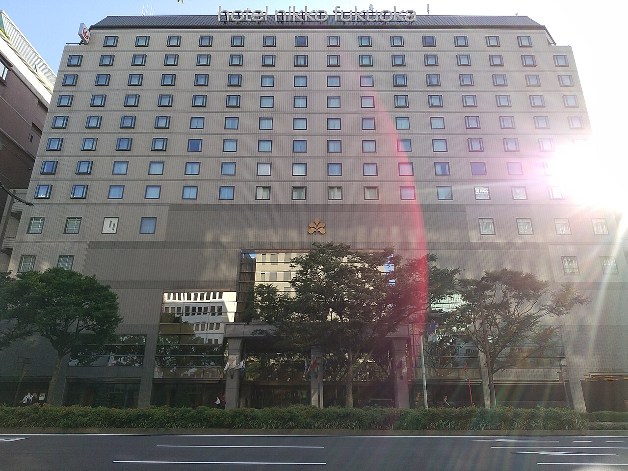福岡日航飯店的正面,就在博多站前的大馬路邊