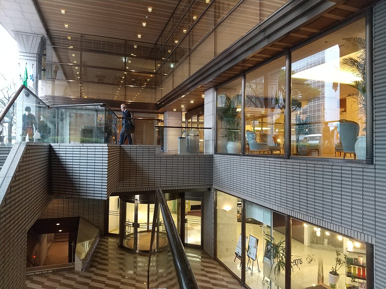 飯店門口的挑高中庭,往下走就是通往地下道的 P5 出入口