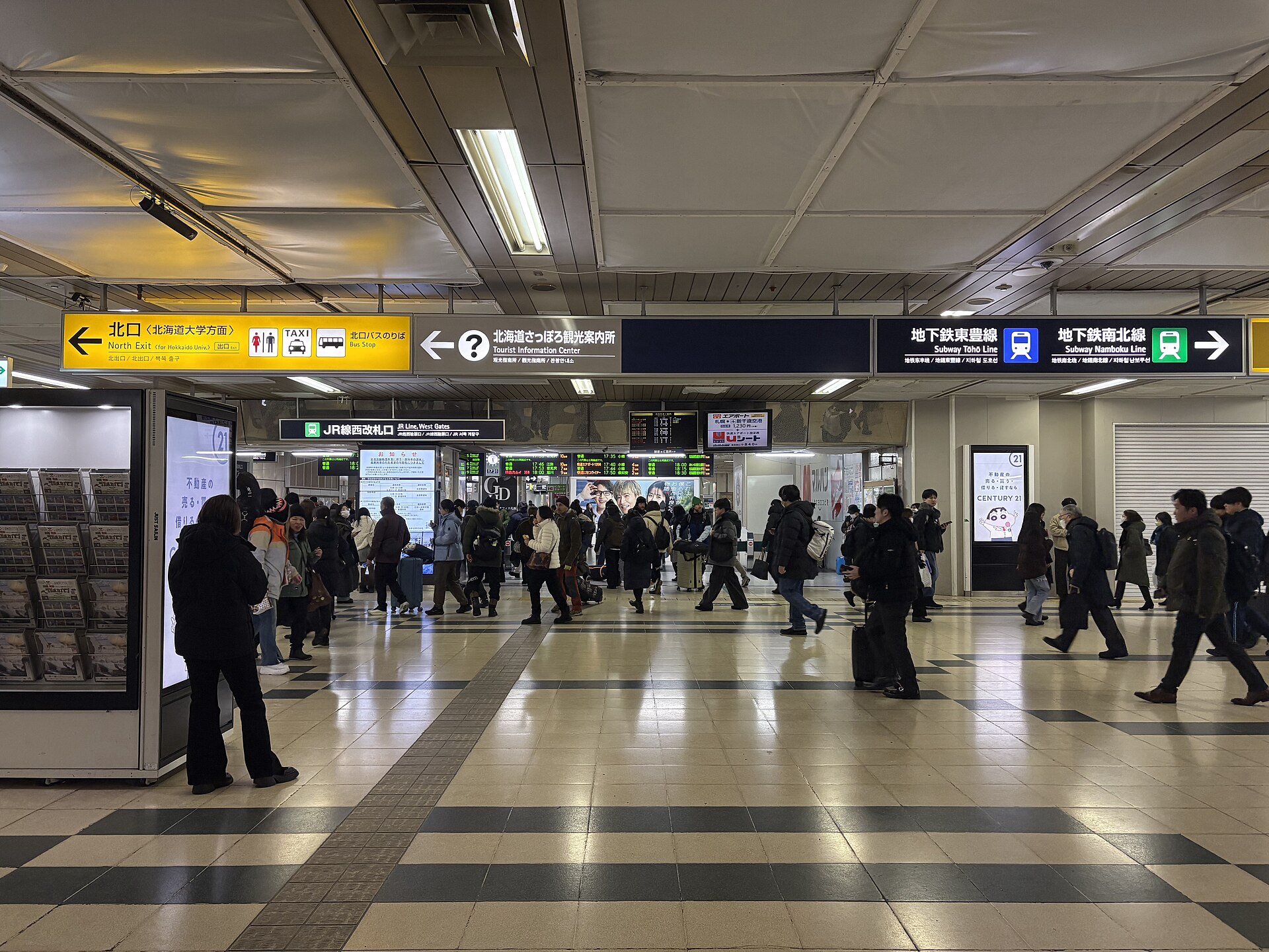 札幌車站裡面。10/20 起,西大廳和東大廳會多三台掃護照就能換票的機器