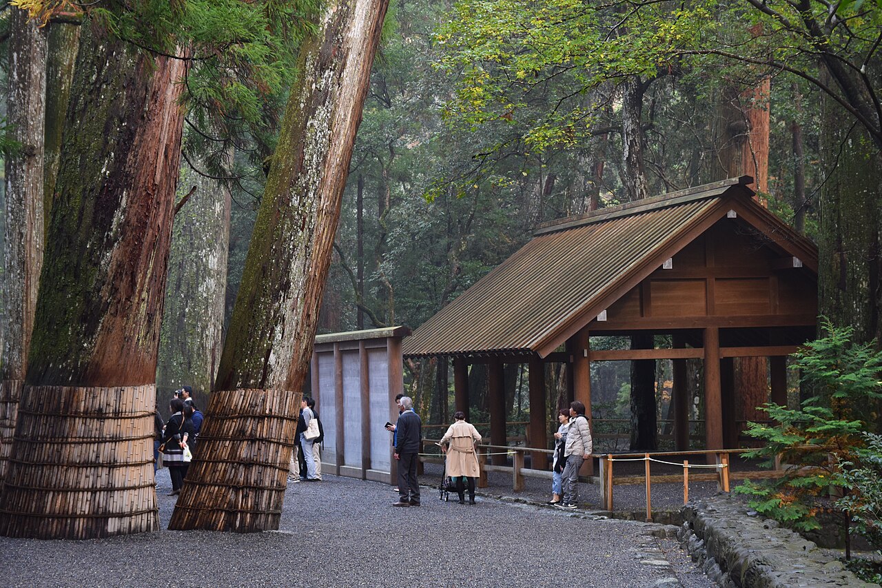 伊勢神宮。外宮到內宮之間要搭巴士，這段是 5 日券 plus 的價值所在
