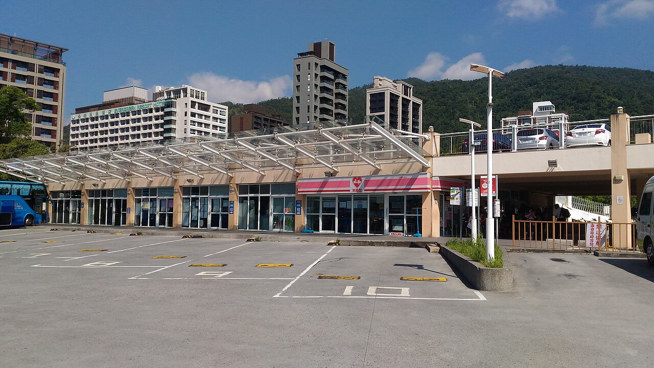 礁溪轉運站。首都、葛瑪蘭都停這裡,下車後走到溫泉區大多 5 到 10 分鐘