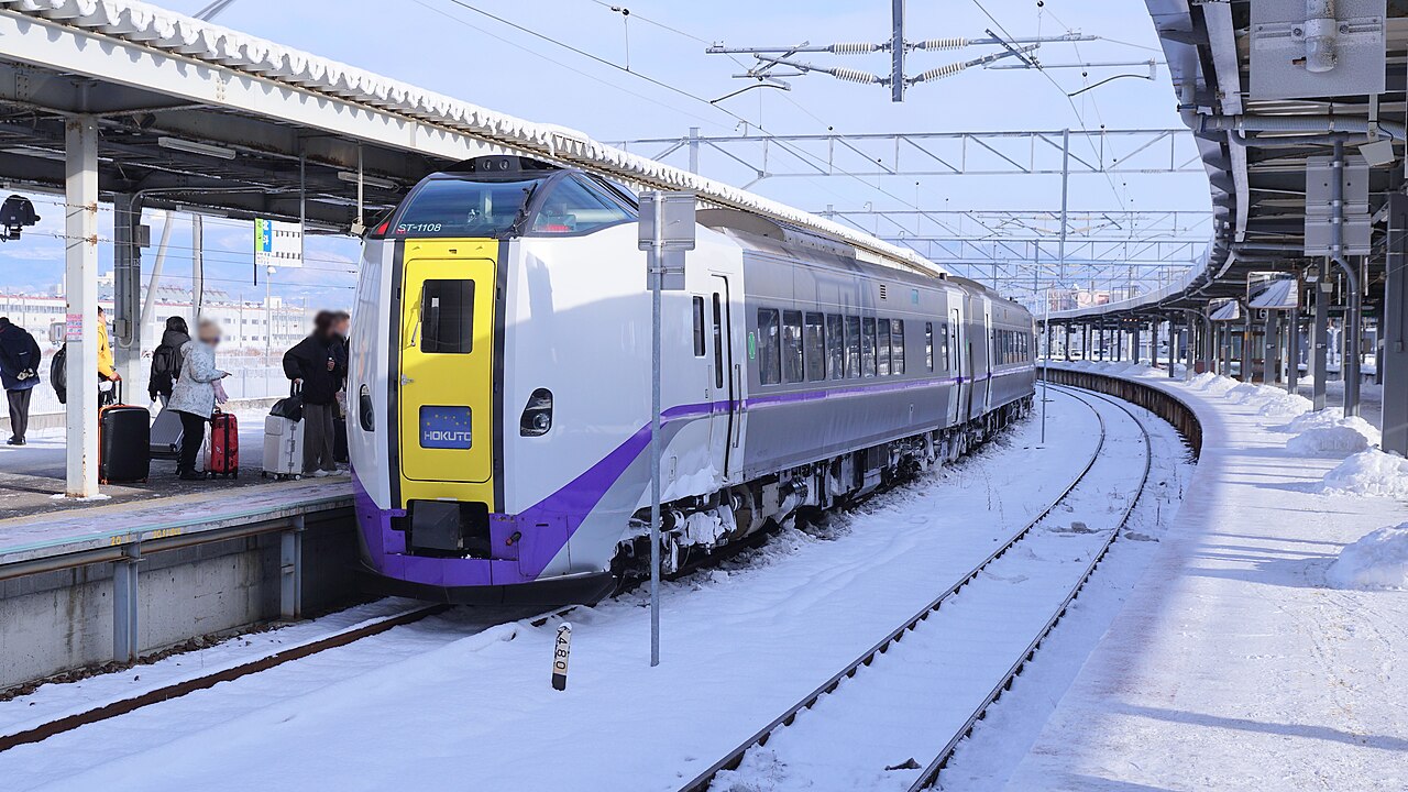 冬天停在函館車站的特急北斗號。從札幌坐到這裡,快四個小時