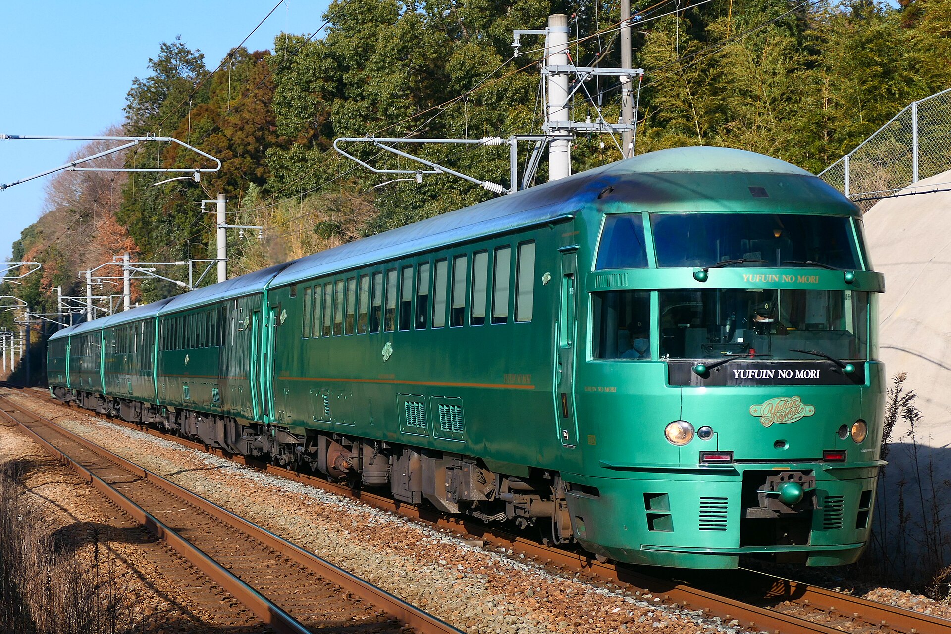 那台墨綠色的觀光列車,九州最好認的一台車