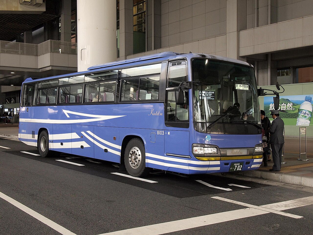 關西空港交通的利木津巴士。行李從車身側面的行李艙進出，人只要空手上車