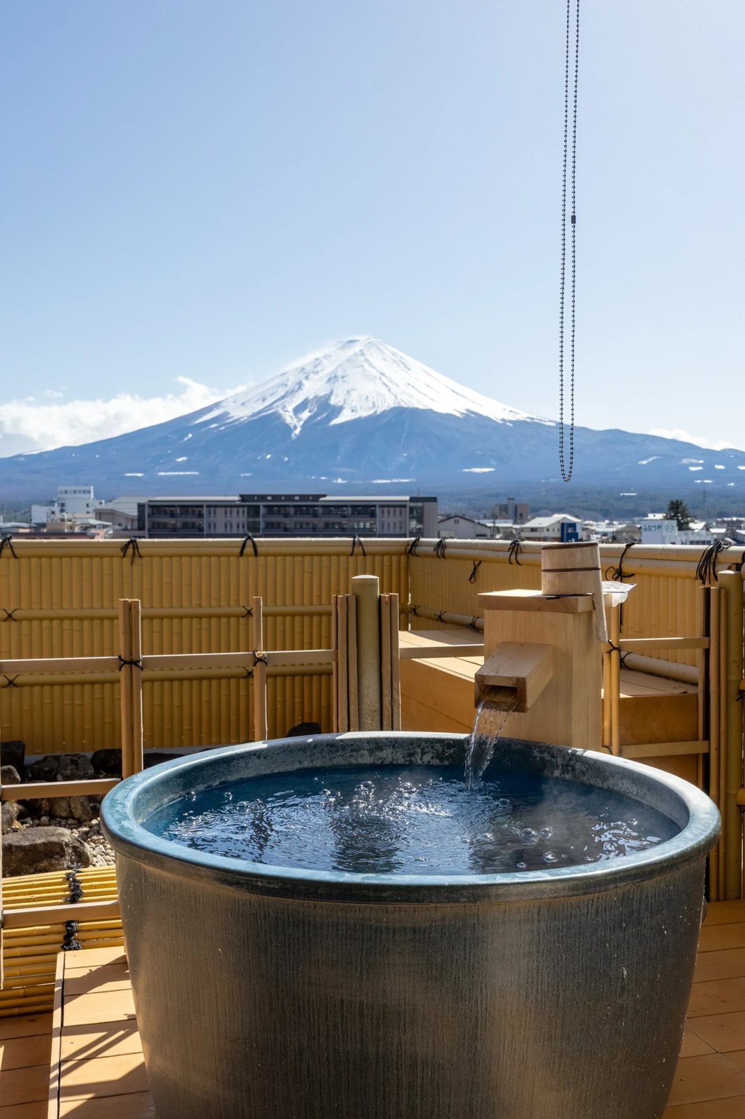 富士山側露天浴池。官網寫全館 50 間房,其中 13 間附溫泉露天浴池