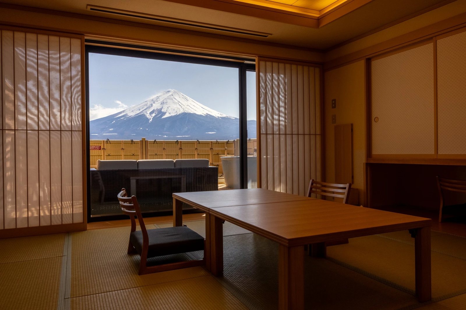 富士山側的露天和室。窗戶正對富士山,這一排才是 IG 上那種照片