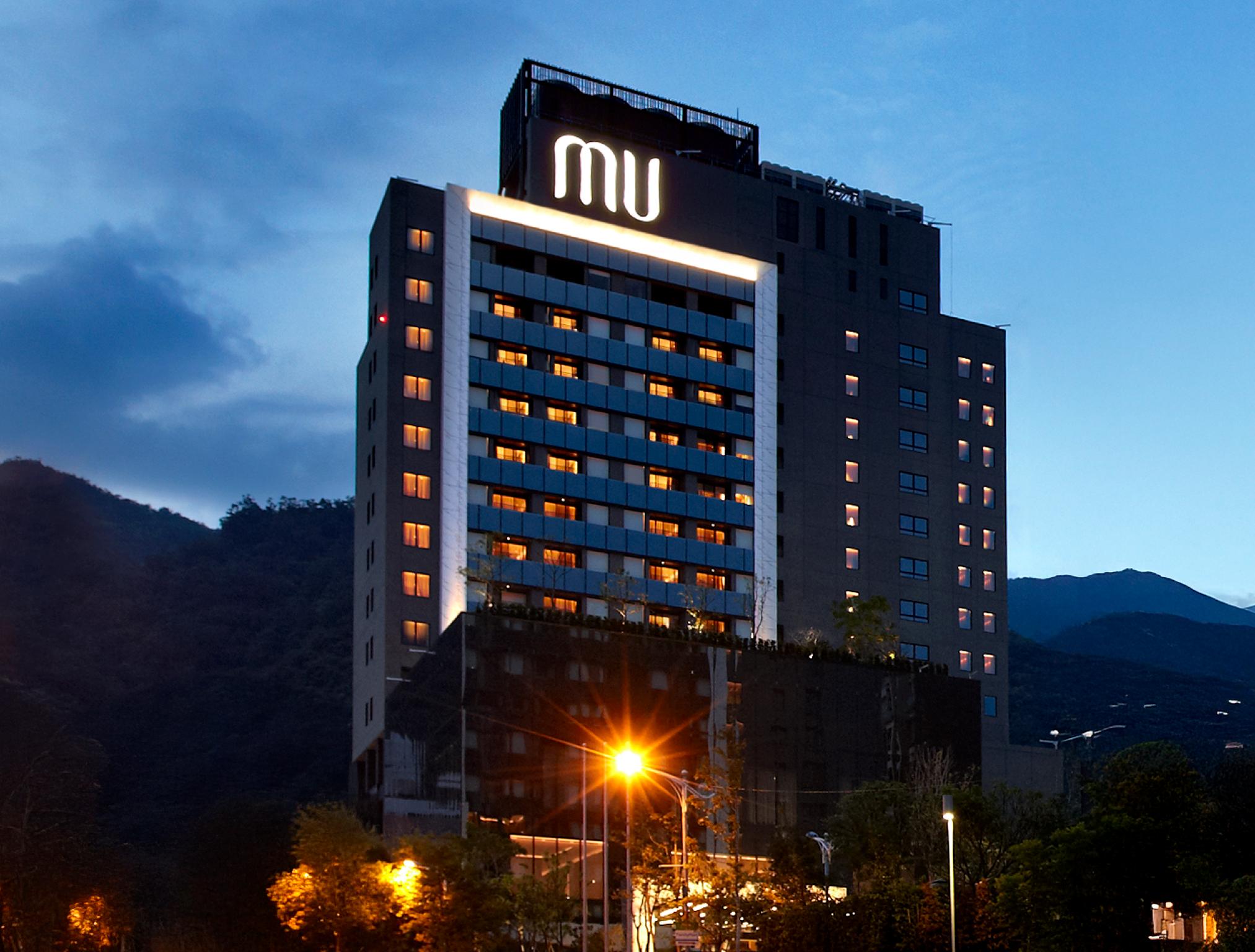 晚上的寒沐。泡完湯、小孩睡了，大人還能下樓到 MU BAR 坐一下