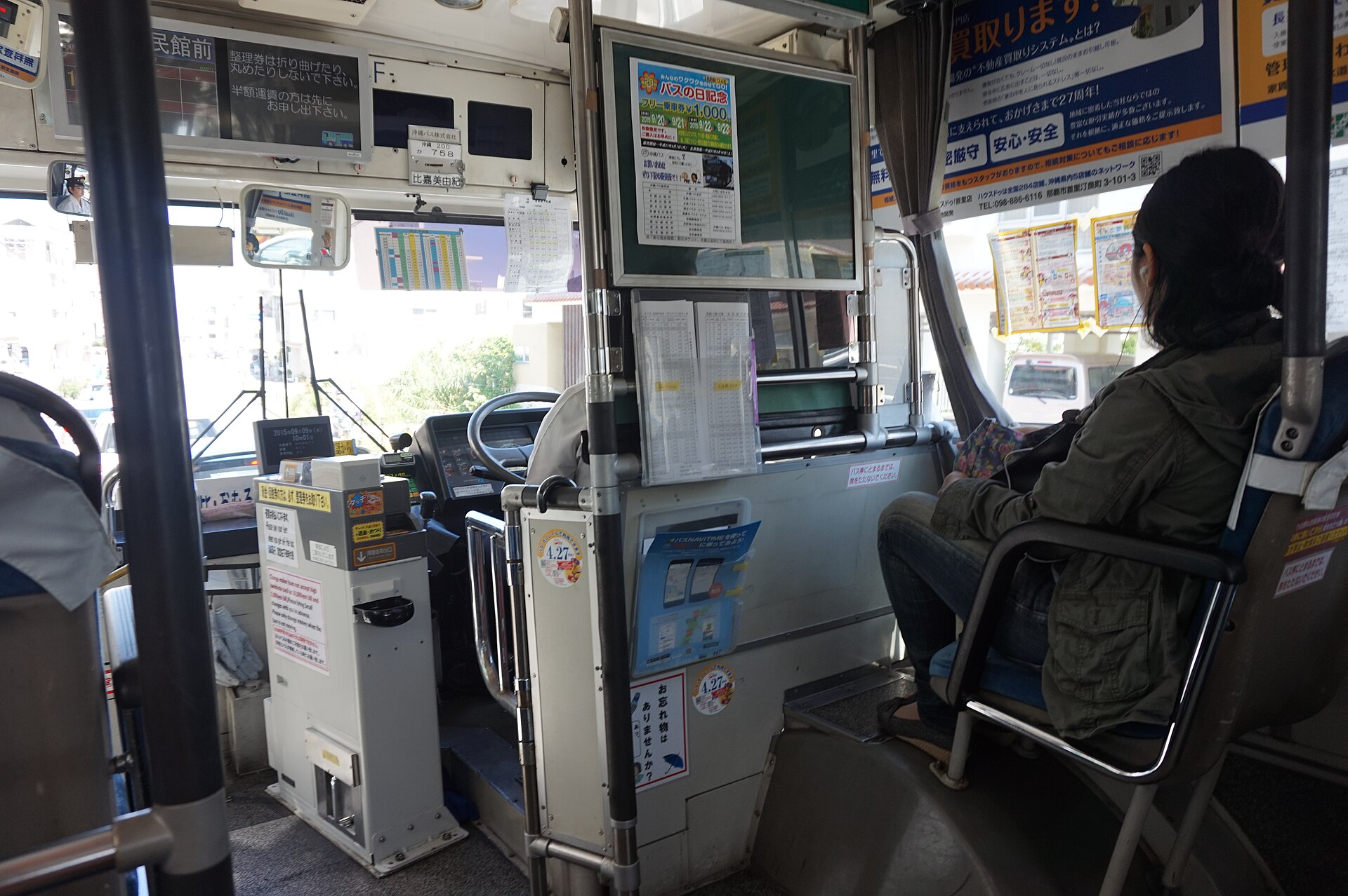 沖繩的路線巴士車內。長途班次座位有限,滿座就上不了,這是搭巴士最大的風險