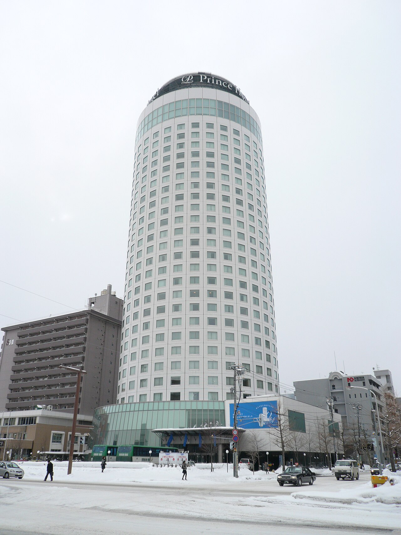 札幌王子大飯店，就是這棟圓柱形的白色塔樓
