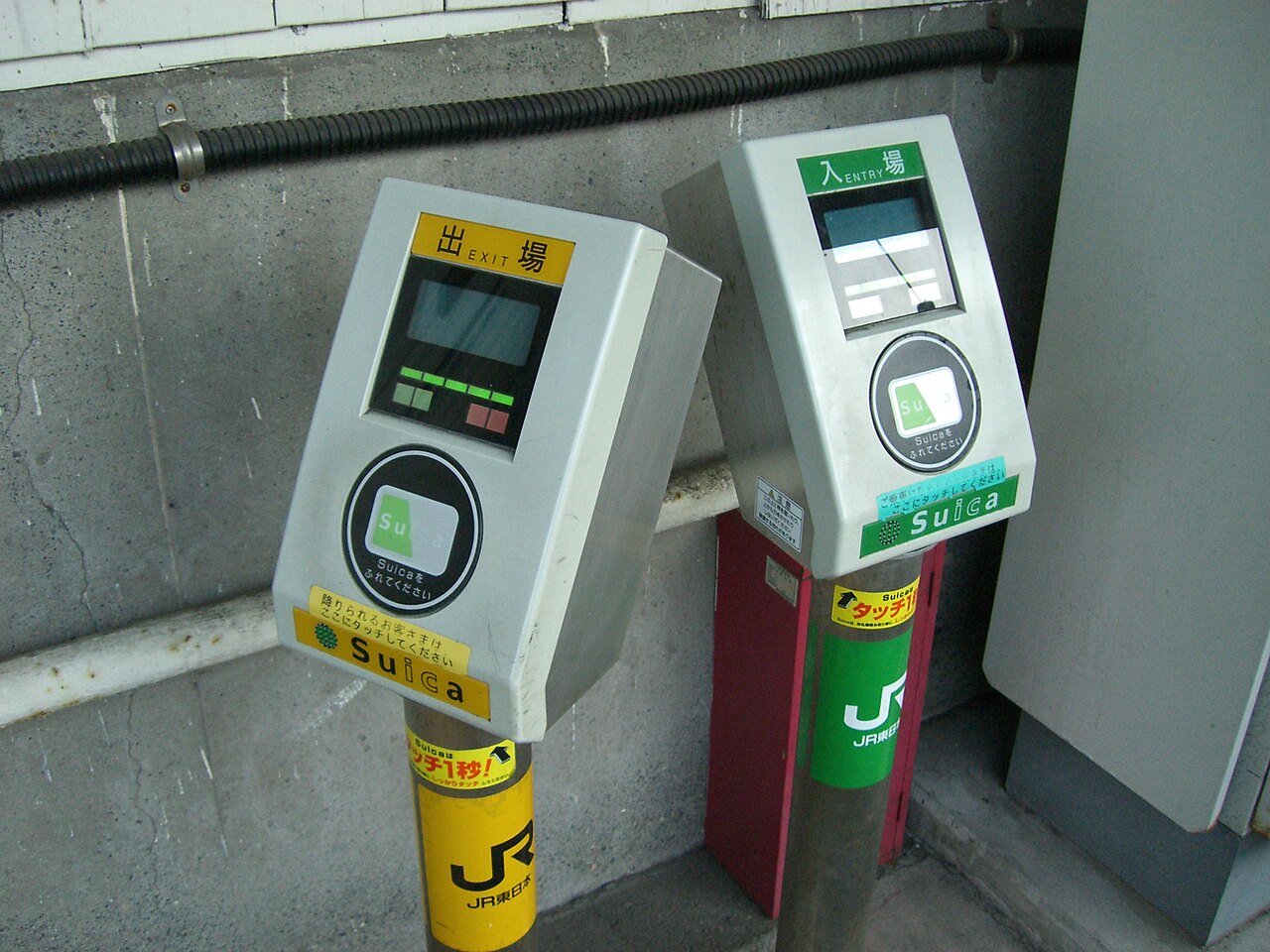 海芝浦站的 Suica 簡易感應器。這種站沒有剪票口，上下車自己嗶。（照片：Lightslateblue / CC BY-SA 3.0，取自 Wikimedia Commons）
