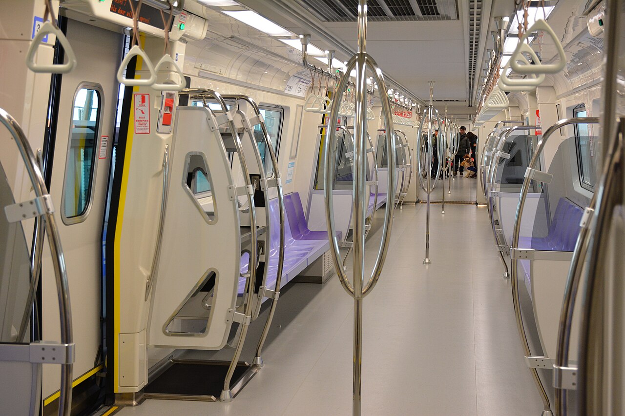 機捷的普通車車廂。從 A18 坐到航廈就是靠這台，大約 18 分鐘