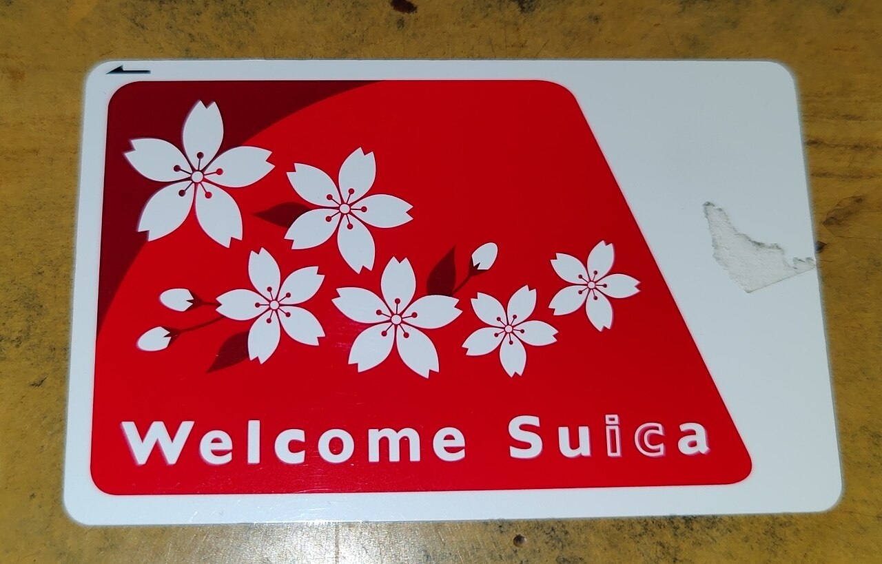 Welcome Suica 卡面長這樣，紅底配日本風圖案，跟一般綠色企鵝卡一眼就分得出來。（照片：Ravi Dwivedi / CC BY-SA 4.0，取自 Wikimedia Commons）