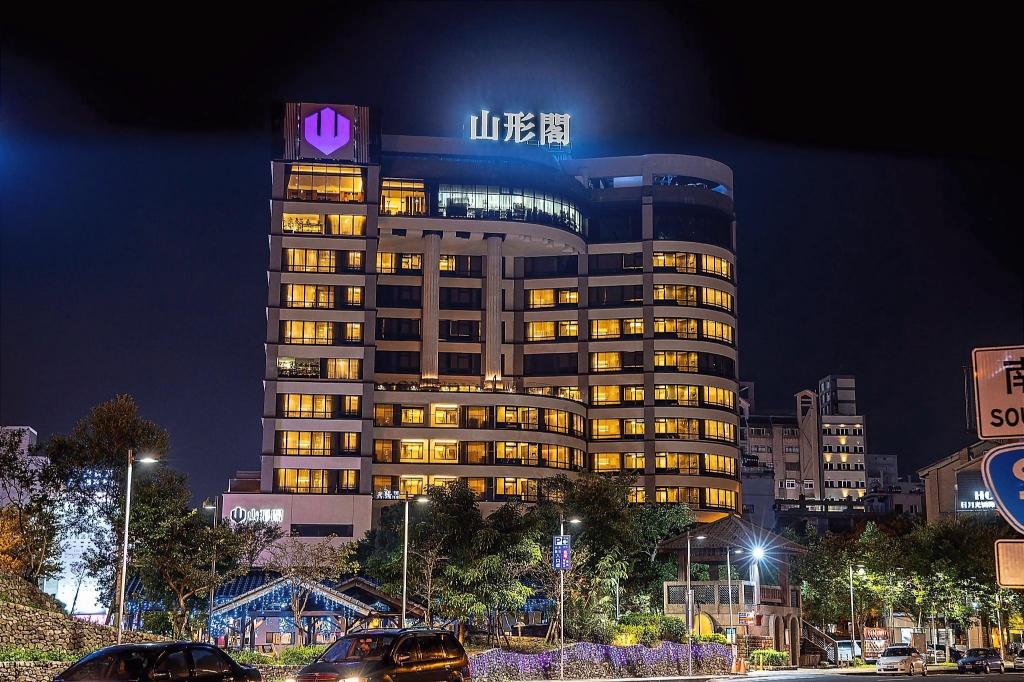 晚上的山形閣。退房後把行李寄在櫃檯、去街上逛一圈再搭車,是很多人的走法